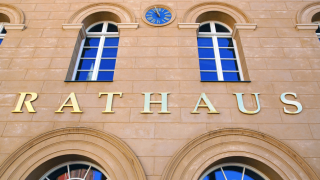 Rathaus goldene Schrift Front Ansicht