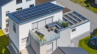 PV-Anlage auf einem Neubau Mit einer PV-Anlage lässt sich selbst Strom erzeugen - nachhaltig und innovativ.