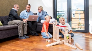 Eine Familie verbringt gemeinsam Zeit im Wohnzimmer